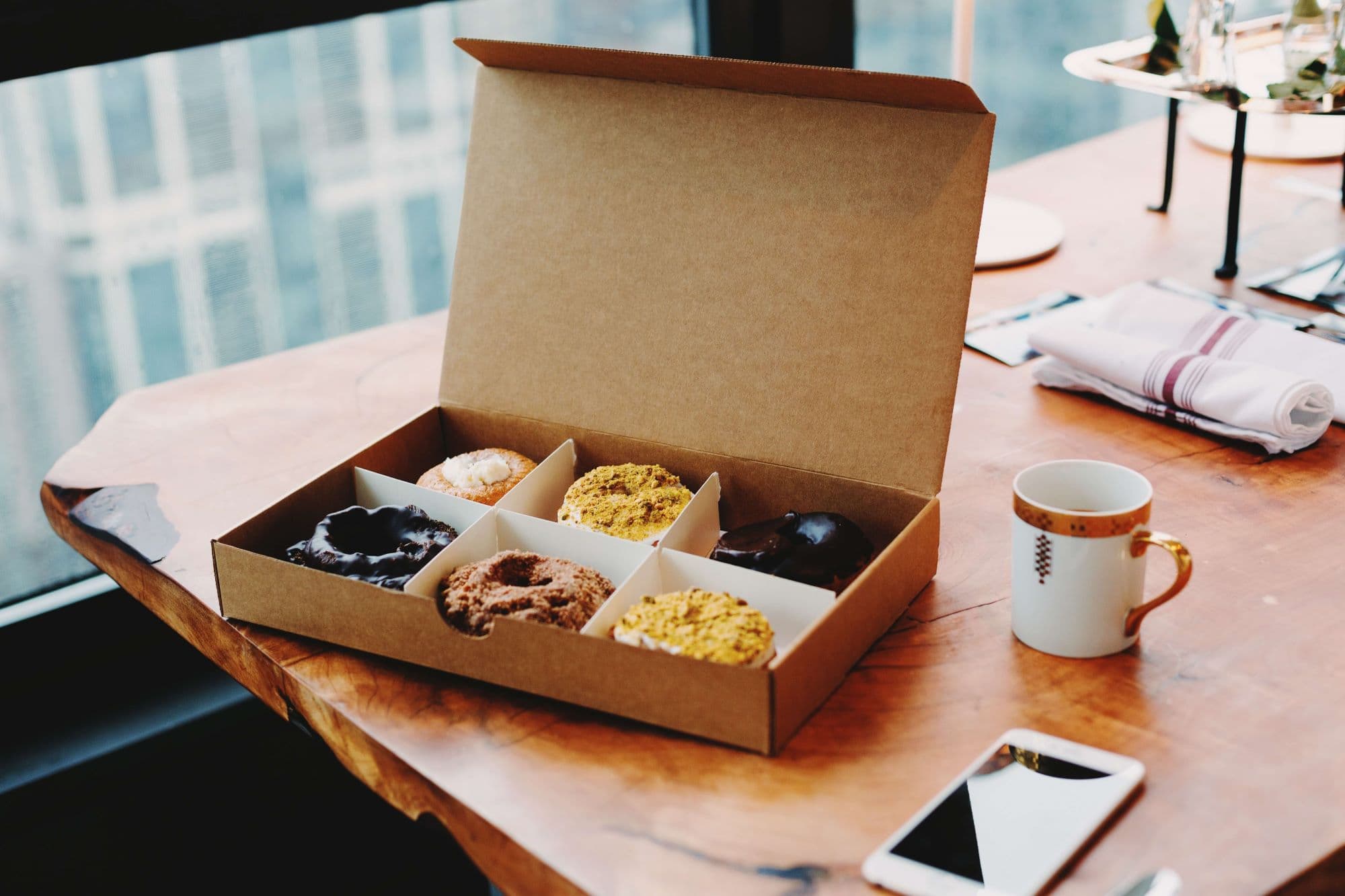 Donuts posés sur une table